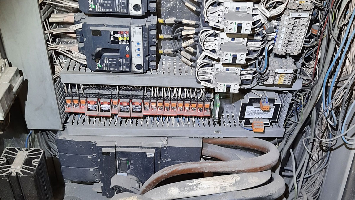 Dry ice blasting cleaning of electrical equipment before contaminant removalShow more lines